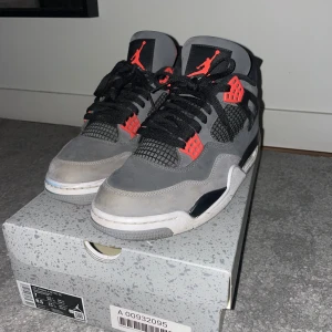 Jordan 4 infrared stl 44 - Jordan 4, i använt skick. Skadad på bakre tungan och även där bak på insidan. Storlek 44. Pris kan diskuteras!