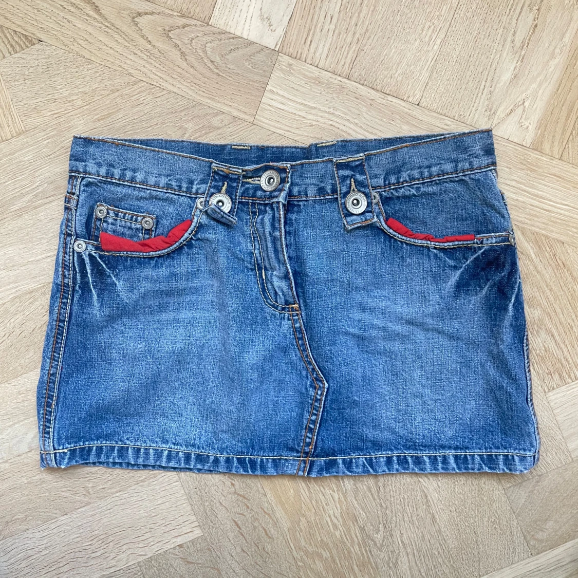 Jeanskjol med röda detaljer - 1