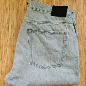 Vailent jeans Herr XL (32/32) nyskick  - Sonen säljer sina Valient jeans, nyskick bara använda 2 ggr!  Modell Skate, raka ben. XL motsvarar 32-32 uppskattar vi. Nypris 700kr.