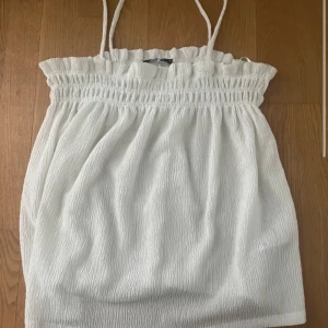 Vitt linne från Gina tricot  - Vitt linne från Gina tricot. Använt få gånger. Fint skick. 