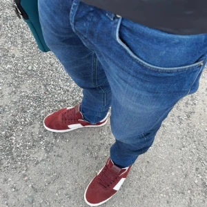 Mörkblå jeans från George - Helt nya dondup George, modellen är 182 70 kg