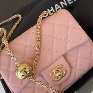 Rosa quiltad axelväska från Chanel - Supersöt rosa axelväska från Chanel i quiltat skinn med guldfärgade detaljer och kedjerem. Klassisk design med ikoniskt CC-spänne framtill. Perfekt för dig som vill ha en lyxig accessoar med tidlös känsla. PRIS DISKUTERAS PRIVAT OCH FÖR MER VIKTIG INFO PRIVAT INNAN NI KÖPER!