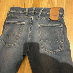 Replay Hyperflex jeans i blå denim - Säljer ett par riktigt feta Replay Anbass Hyperflex jeans i en snygg blå färg🤩🟦. Perfekt för vardags eller festligare tillfällen🎉🥂. Skriv för fler frågor eller funderingar✅ (pris går att diskutera‼️)