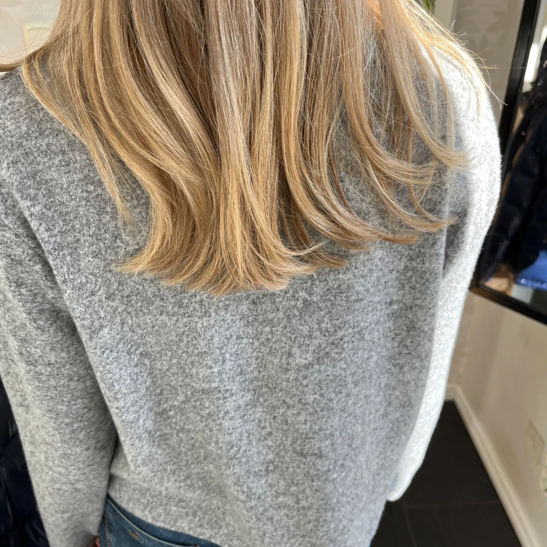 Grå kofta med rosettdetalj - 2