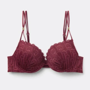 Vinröd intimissimi bh  - Säljer en vinröd bh med vacker spets och dubbla smala axelband med gulddetaljer. Bh:n har vadderade kupor och dekorativt mönster i spetsen. Perfekt för dig som vill ha något snyggt och bekvämt under kläderna.