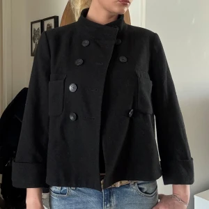 Svart kappa med trekvart ärmar - Säljer en svart kappa med trekvarts ärmar.