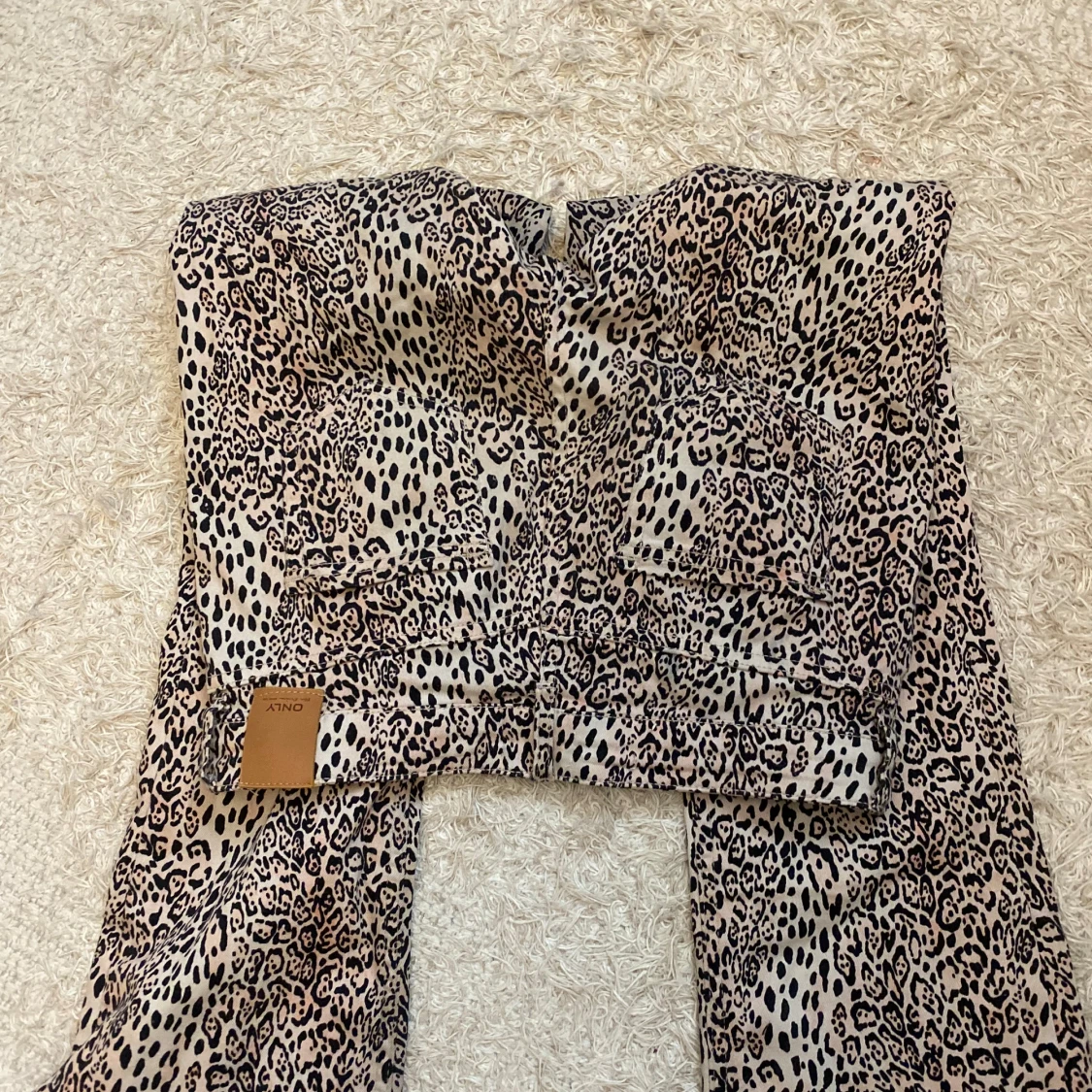 Leopardmönstrade byxor från ONLY