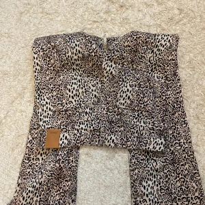 Leopardmönstrade byxor från ONLY - Säljer ett par snygga leopardmönstrade byxor från ONLY. De är tillverkade i ett mjukt bomullsmaterial med dragkedja och knapp framtill. 
