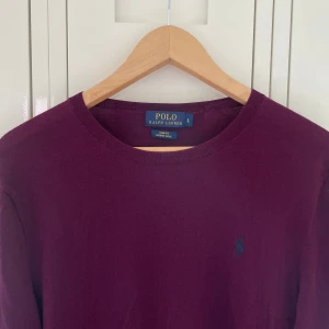 Ralph Lauren merino ull tröja - Schysst tröja från RL, 100% merino ull. Mycket gott skick , står storlek L men uppskattas till en S/M, skulle säga någonstans runt 175-180 är den perfekta längden. Vid frågor kontakta. Allt gott.