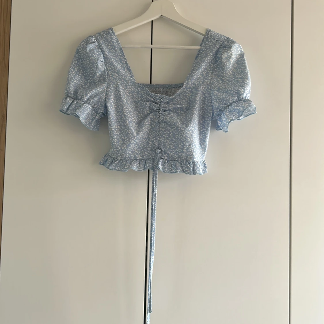 Ljusblå blommig croppad blus från SHEIN - 1