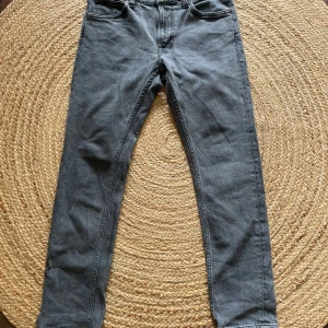 Nudie jeans - Säljer ett par grå jeans från Nudie jeans ||| skick 7/10 finns täcken för användning men inget håll