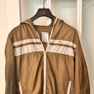  vindjacka  - Snygg olivgrön vindjacka från J.Lindeberg. Perfekt för vår dagar samt blåsigt sommarväder.