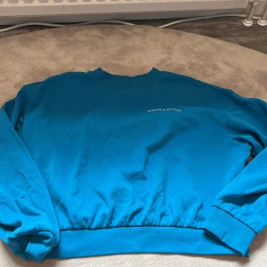 Blå sweatshirt från Chiquelle - Säljer en blå sweatshirt från Chiquelle med texten 'INHALE & EXHALE' tryckt på bröstet. Tröjan har rund halsringning och långa ärmar med ribbade muddar. Perfekt för en avslappnad stil. Hör av er om frågor eller intresse❤️