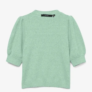 Ljusgrön stickad tröja från Vero Moda - Superfin ljusgrön stickad tröja från Vero Moda med puffärmar och ribbad halsringning. Tröjan har en mjuk och mysig känsla, perfekt för lager på lager. Passar dig som gillar en enkel men trendig stil.