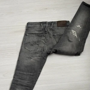 Replay anbass - Säljer mina slimfit replay jeans. Stl 29W 30L. Snygga och går att matcha med många outfits.