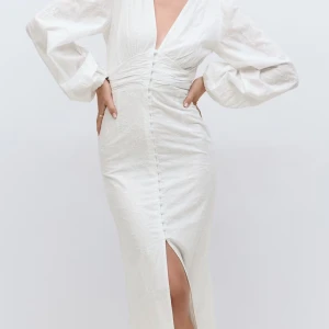 Embroidery dress - Klänning från Gina tricot som liknar adoore klänningarna. Helt ny och oanvänd, säljer pga att jag inte hittar kvittot och kan inte lämna tillbaka. 
