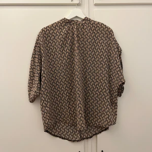 Blus - Säljer denna fina blusen i storlek L. Bra skick och väldigt bekväm 💞
