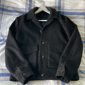 Identisk krobbe jacka - Helt oanvänd identisk krobbe jacka. Stilren jacka som passar till vinter eller höst. Fick denna i födelsedagspresent så har ej någon aning vilket märke det är. Pris går även att diskutera, hör av dig om du har fler frågor