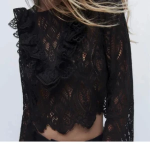 Spetsblus  - Säljer en svart, långärmad spetsblus med volangdetaljer framtill. Aldrig använd då den inte passade mig.  Den är  verkligen super snygg och kan användas från allt till fest till vardagsoutfit❤️ storlek Xs-s bilderna är lånade skriv gärna för egna bilder. Priset går at diskutera! 