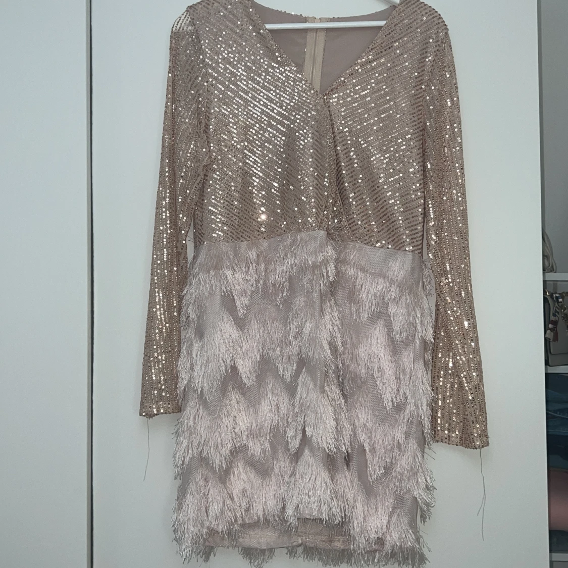 Glittrig champagnefärgad klänning med fransar - 1