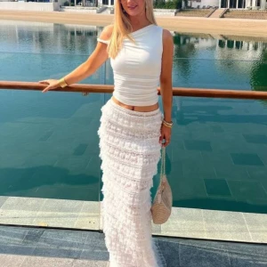 Vit långkjol med volanger - Supersnygg vit långkjol med flera lager volanger och spets❣️ Aldrig använt då jag köpte den för utomlands men kom aldrig till användning! Köpt på shein❣️