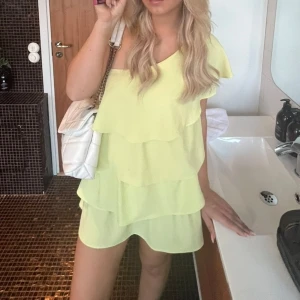 Gul volang klänning zara - Säljer min superfina volangklänning från Zara! Köpt förra sommaren använd fåtal gånger, jätterfint skick 💛