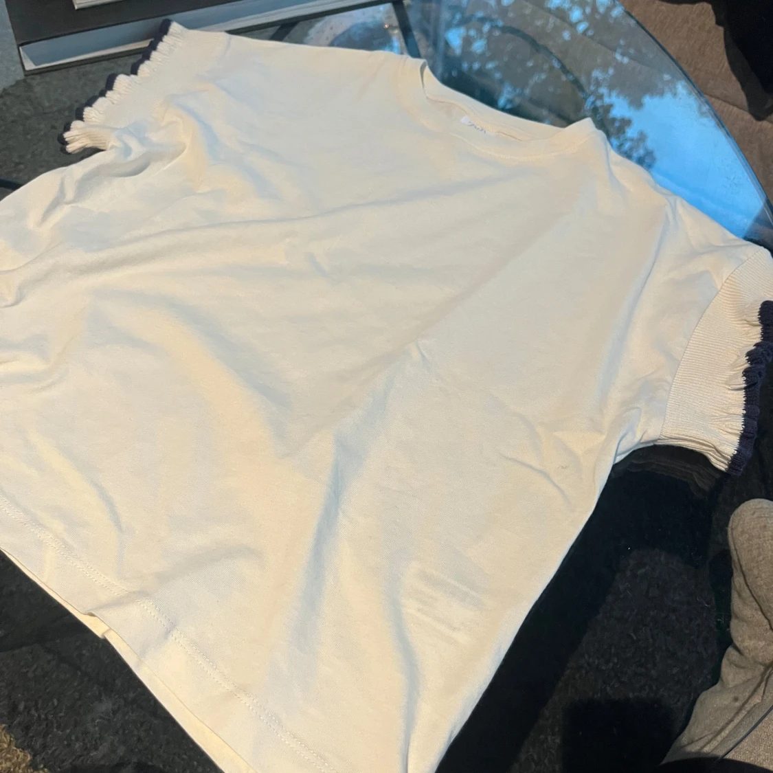 Vit t-shirt med volangärm  - 1