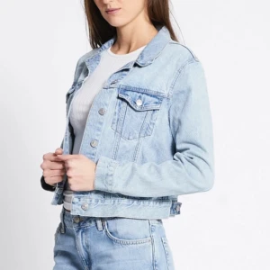 Ljusblå jeansjacka - Säljer en ljusblå jeansjacka med klassisk krage och knäppning framtill. Jackan har två bröstfickor och knappar samt långa ärmar. Perfekt till vår och sommar! Storlek M men passar S också skulle jag säga💕