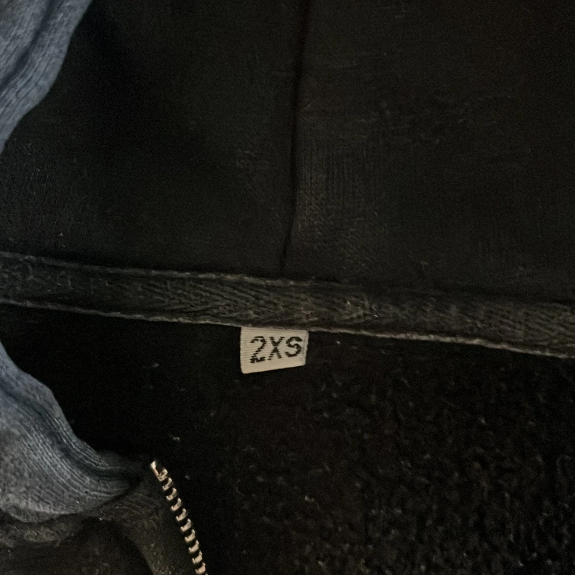 Svart hoodie från Side By Side - 1