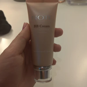 NOTE BB Cream Light Beige 300 - BB Cream från NOTE i nyansen 300 Light Beige. Kommer i en beige tub med silverdetaljer och innehåller 30 ml. Ger en naturlig finish och jämnar ut hudtonen. Innehåller SPF 15 för extra skydd.  Aldrig använt.