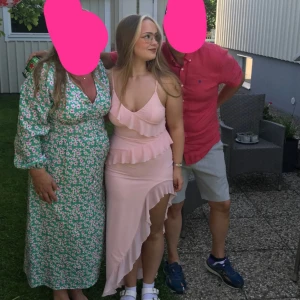 Ljusrosa volangklänning - Sparsamt använd. Första bilden visar färgen bäst