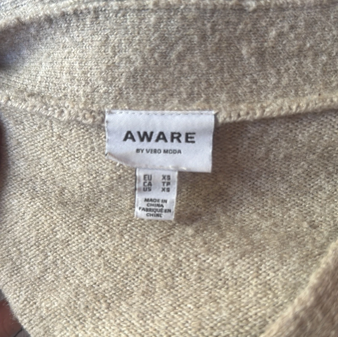 Beige stickad tröja med v-ringning - 4