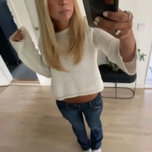 Vit croppad stickad tröja - Säljer en vit stickad tröja med breda ärmar och rund hals. Perfekt nu till sommaren. Tröjan är i mycket bra skick. Hör av er om ni vill ha fler bilder. Priset går att diskutera! 💞