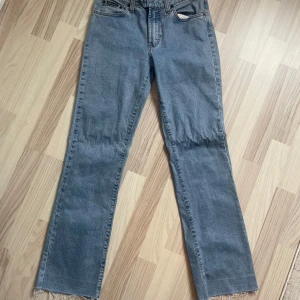 Dolce & Gabbana jeans! - Kommer inte till användning! Vecken på bilderna är pga de hängt på en ställning, försvinner med steamer/ strykning.