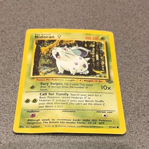Nidoran - Kortet är från 1995 och finns inte många kvar        Samlarkort med Nidoran från Pokémon. Perfekt för dig som gillar nostalgi och coola monster! Kortet har 60 HP och unika attacker. Passar både samlare och fans av Pokémon-världen.