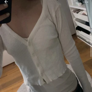 vit croppad kofta - hej! jag säljer en vit randig kofta som är croppad och har lite längre ärmar. tröjan har knappar framtill och en v-ringning😊😊(lappen är avklippt så vet ej storlek eller varumärke, jag skulle säga XS)