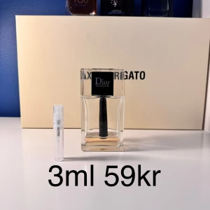 Dior Homme EdT 3ml av Dior - Dior Homme 2020 EdT från Dior, 3ml decant. Doften har träiga, musky och aromatiska toner med inslag av amber, citrus och pudriga nyanser. Perfekt för dig som gillar eleganta och moderna herrparfymer.