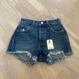 Levi's 501 jeansshorts - Mörkblå jeansshorts från Levi's, modell 501. Normal i storlek. Storlek 23. 