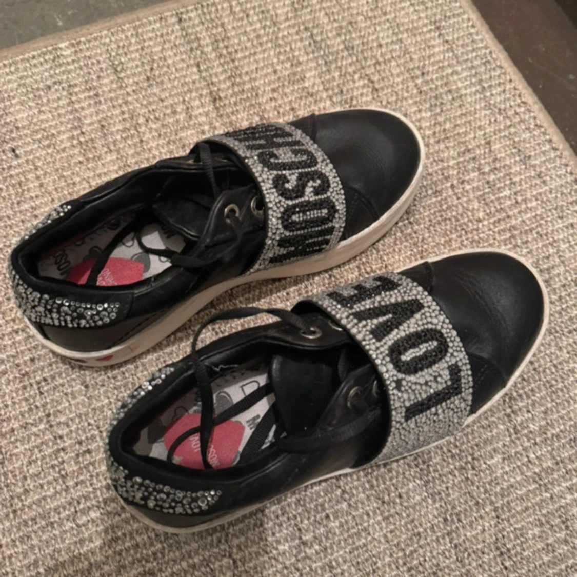 Love Moschino sneakers med strass och text