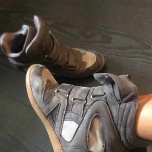 Intresse koll på isabel marant liknade - Intresse koll på dessa jätte snygga isabel marant liknade skor (extremt likt de äkta). Skriv om ni är intresserade och vad ni kan tänka er betala, storlek 39 men skulle säga att det passar  38 också. Inbyggd klack i skon och passar perfekt till fest och vardag.💕PRISET ÄR DISKUTERBART