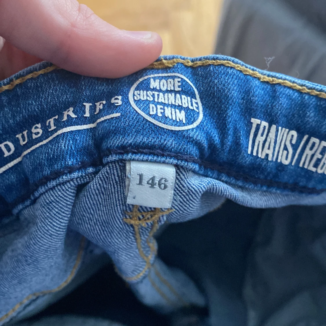 Blå slitna jeans med hål ,storlek 146 - 2