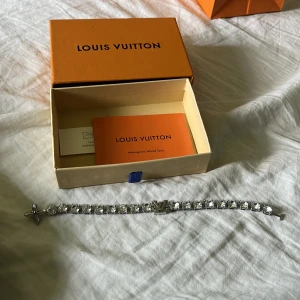 Silverfärgat armband med kristaller från Louis Vuitton - Tjenare säljer ett Lv armband, det är silvrigt med små ”diamanter” Priset är inte hugget i sten👍