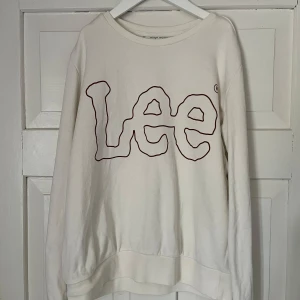 Vit sweatshirt från Lee  - Säljer en vit sweatshirt från Lee i regular fit. Använd enstaka gånger och är i bra skick. Storlek xs. 