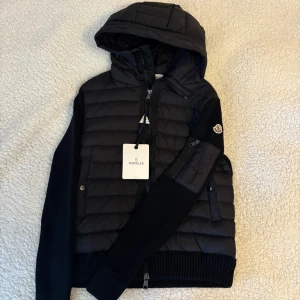 Moncler Cardigan - Helt ny Cardigan i storlek L men passar M. Hör av er vid fler frågor!