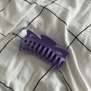Lila hårklämma - Säljer en lila hårklämma i plast med klassisk design. Perfekt för att snabbt och enkelt sätta upp håret. Klämman har en matt finish och är lagom stor för att hålla upp mycket hår ❤️
