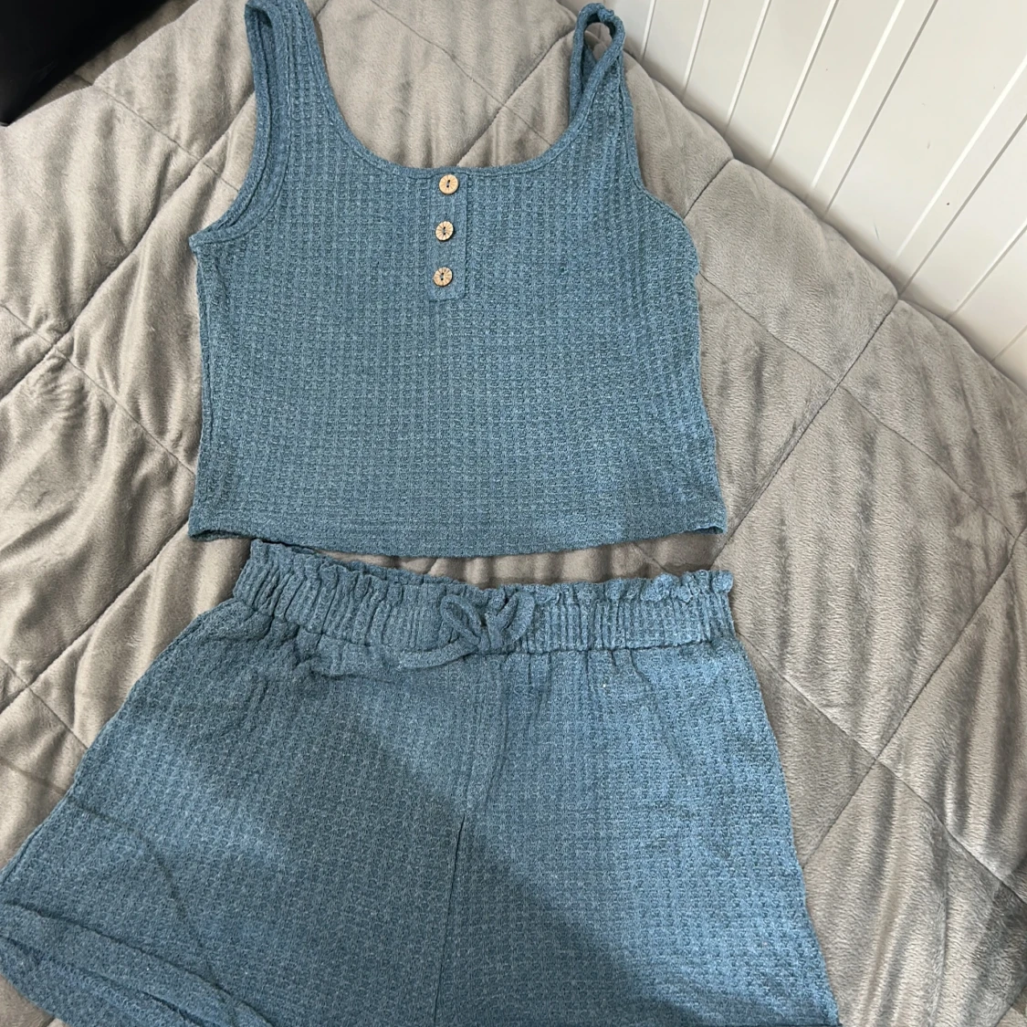 Blått ribbat shorts-set med linnetopp