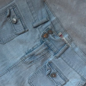 Jeanskjol lowwaist vintage - Lowwaist kort jeanskjol med diamanter. Köpte på humana och den är från Fornarina. Har alla diamanter kvar och är i toppskick. Stl S❤️