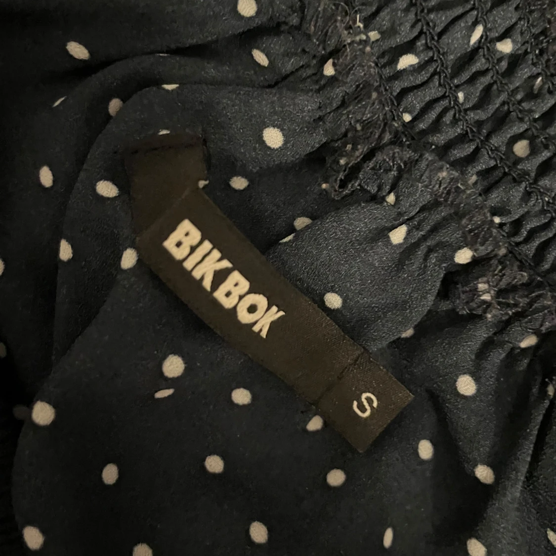 Mörkblå prickig offshoulder topp från Bik Bok - 1