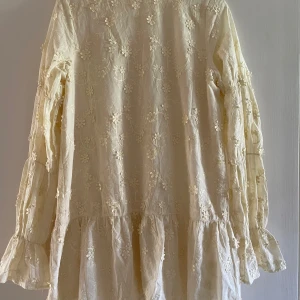 Klänning  - Helt ny klänning ifrån Nakd!! I en super fin och somrig ljusgul färg💛Säljer pågrund utav att den tyvärr är för stor, nypris 699kr💛