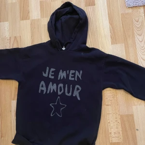 Hoodie från Ginatricot  - Super fin svart hoodie från Ginatricot i storlek 146/152. Säljer pgå att den inte kommer till användning. Den har tappat en metall del i tråden men påverkar inte någonting 